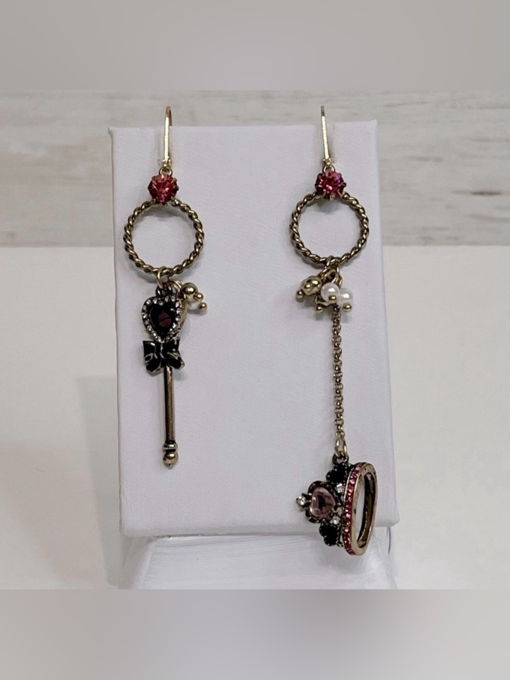 NEW Antique Gold Crown & Sceptre Asymmetrical Dangle Earrings - Picture 2 of 3